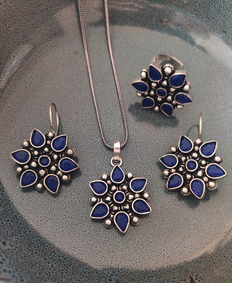 Binni's Wardrobe  Women blue Silver-Plated Flower Shaped Jewellery Set