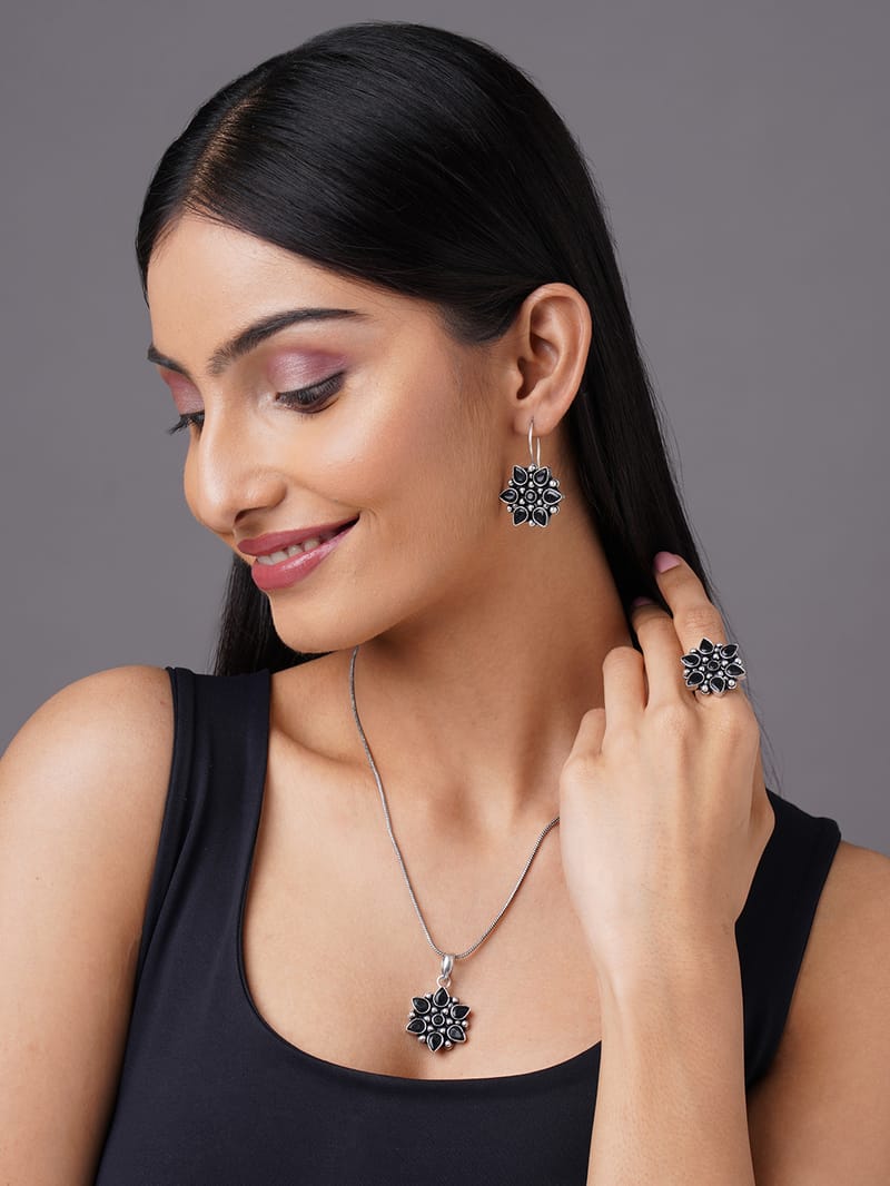 Binni's Wardrobe  german silver black stone necklace