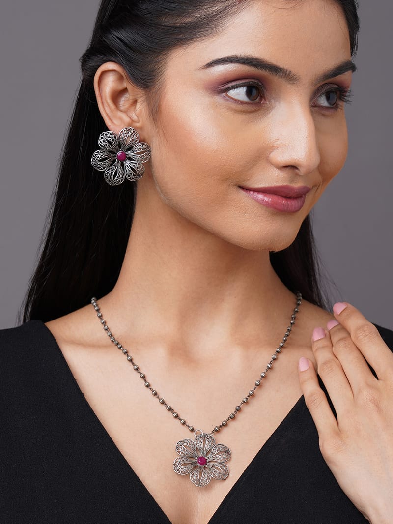 Binni's Wardrobe  german silver flower necklace