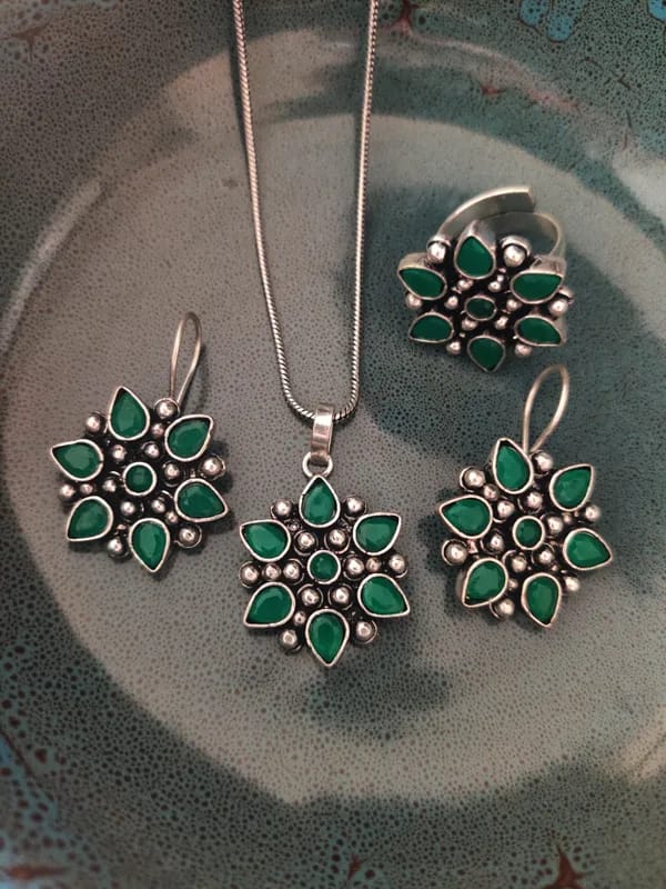 Binni's Wardrobe  Women Green Silver-Plated Flower Shaped Jewellery Set